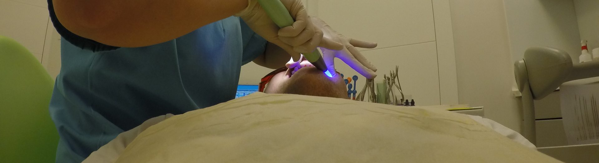 zakladanie aparatu ortodontycznego ultrafiolet zadrutowani